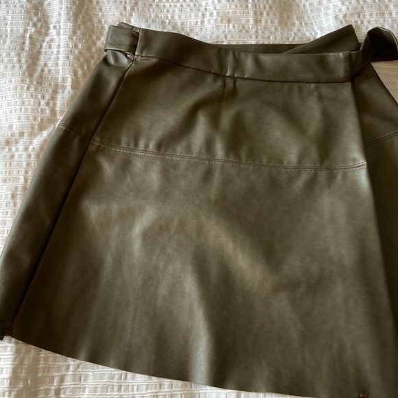 Aritzia Wilfred leather skirt - Picture 3 of 7